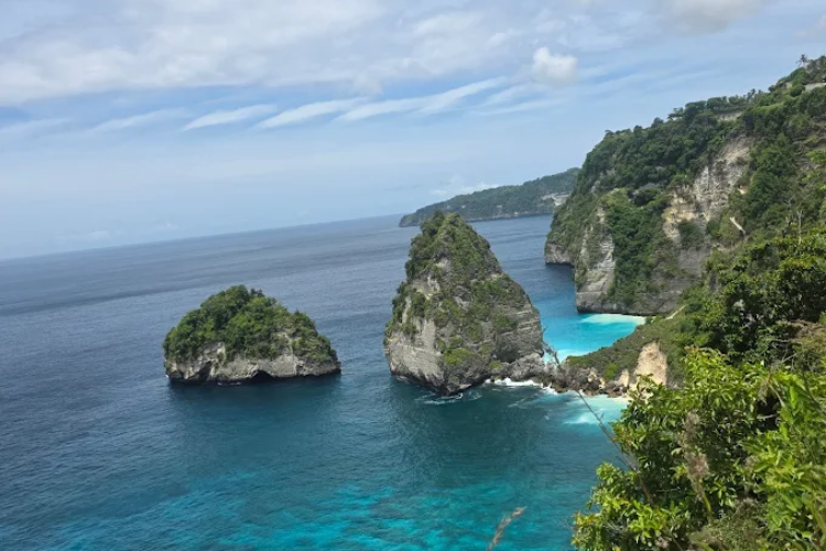 Diamond Beach Cliff